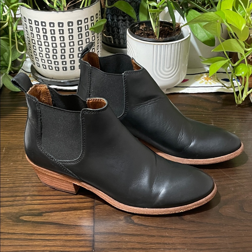 Frye Black Carson Chelsea Leather Ankle Boots. Great condition. W7.5